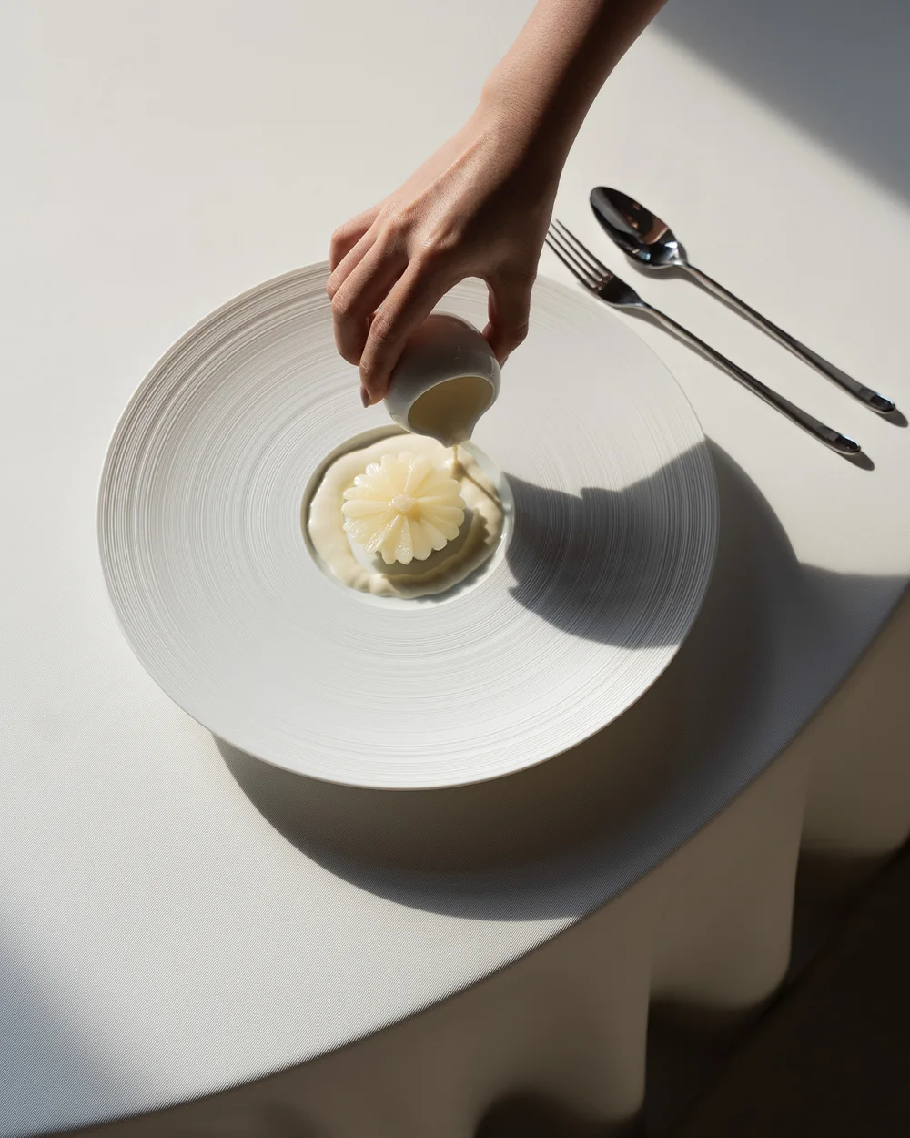 Dish with cutlery composition